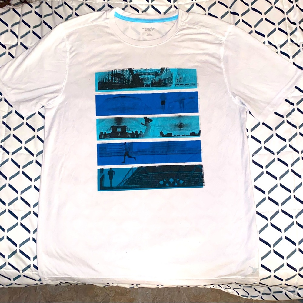 Old Navy Active Go-Dry Graphic T-Shirt (L)
